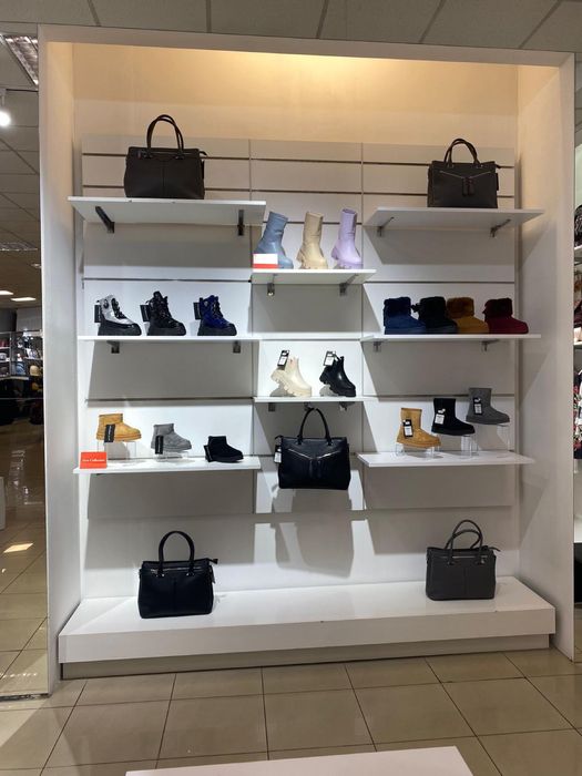 Mobilier perete amenajare spatii comerciale