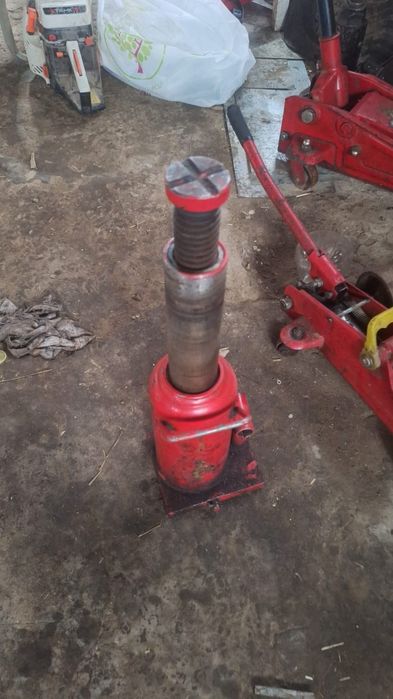 Продам домкрат бутылочный