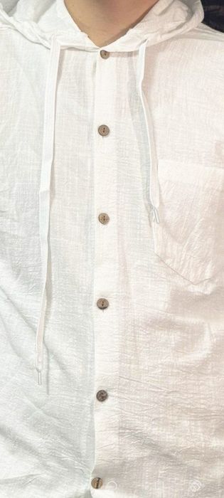 Белая рубашка с капюшоном дышащий леон мотиря