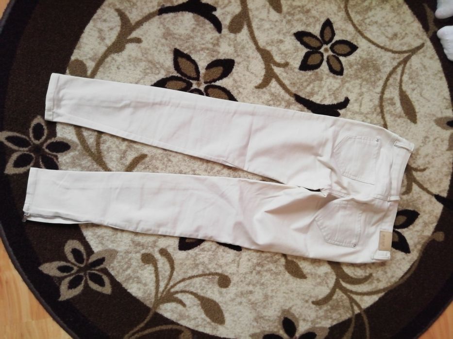 Бежов панталон с ципчета