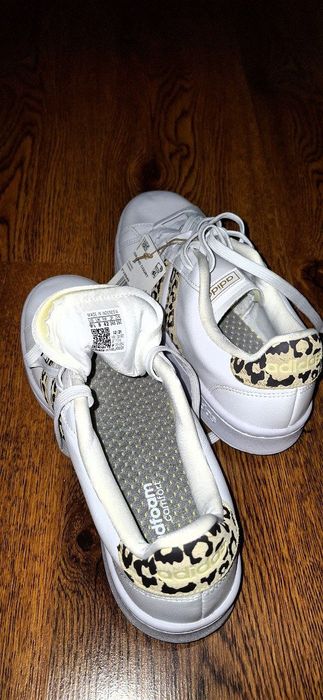 Оригинальная пара кроссовок ADIDAS.