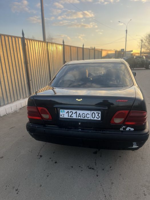 Продам мерс 210 обьем 2 литра