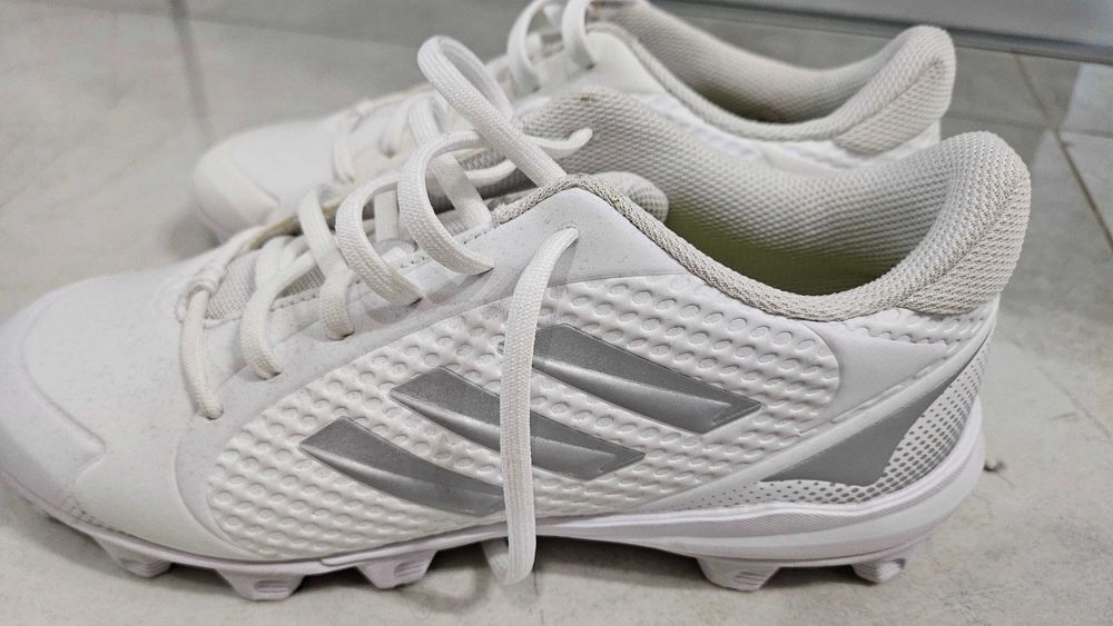 Бутонки Adidas PureHustle 2 MD калеври, бели със сиво, 40 номер