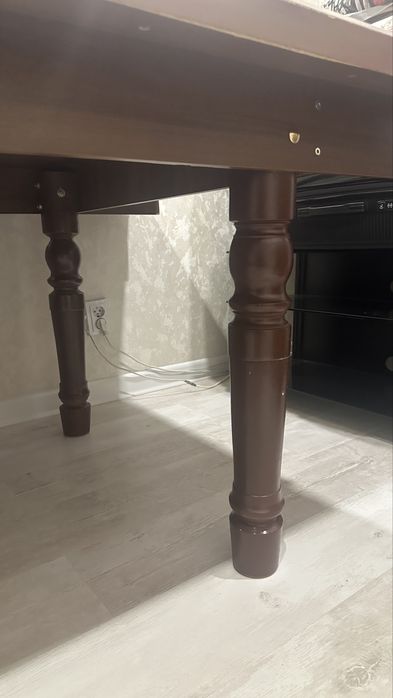 Классический стол . Прочный, устойчивый