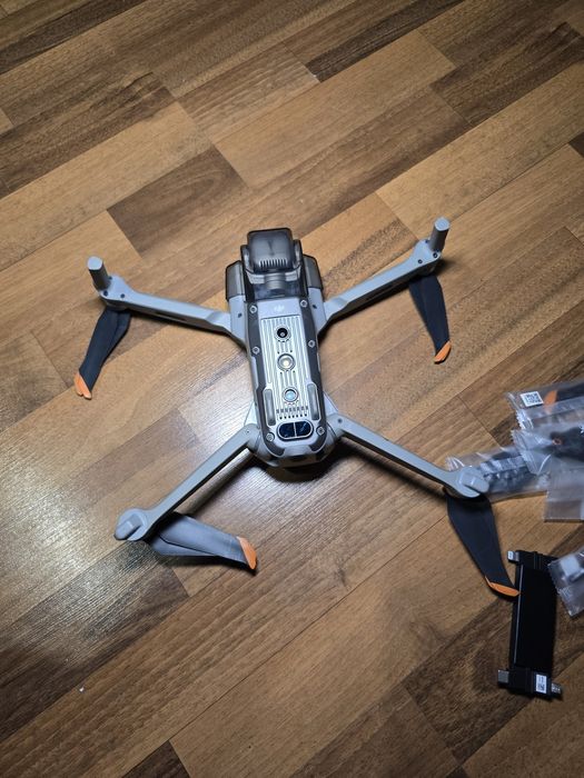 DJI Air 2S  комплект с 7 батериu и 2 зарядни