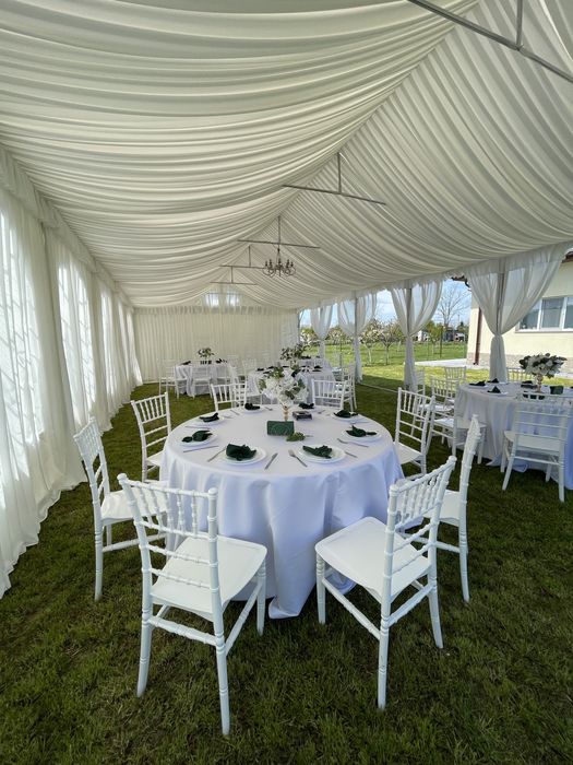 Scaune Chiavari, mese rotunde, mese cocktail, vesela completa