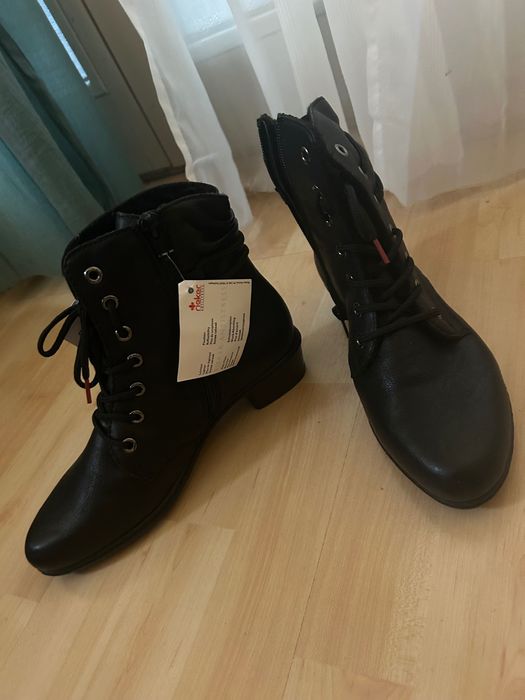 Черни боти на марката Rieker