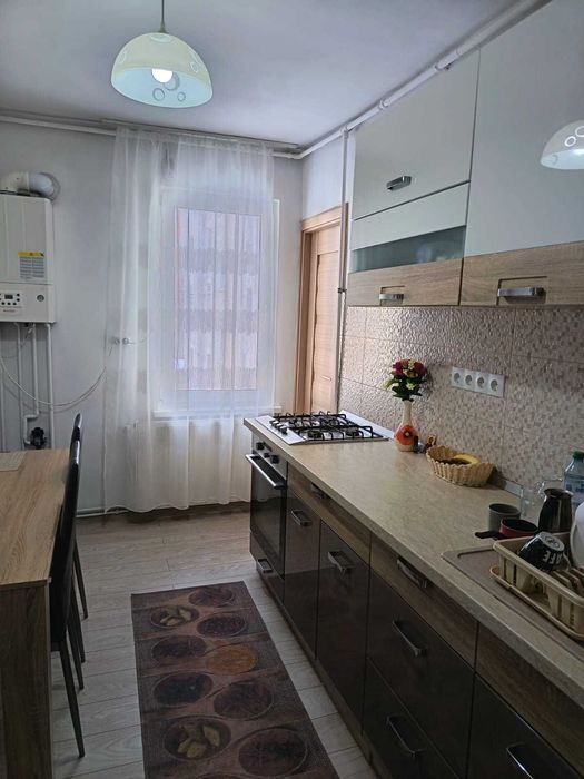Vând apartament cu trei camere,zona Tudor