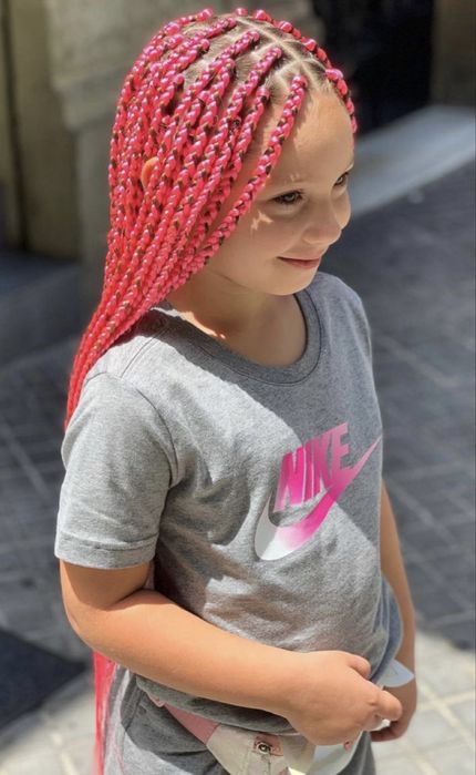 Împletituri afro și codițe colorate – look perfect pentru vară!