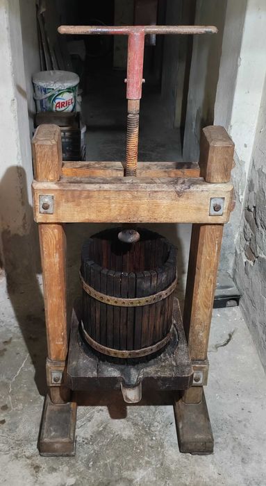 Teasc de vin antic din lemn masiv – piesă rustică autentică, perfect funcțională