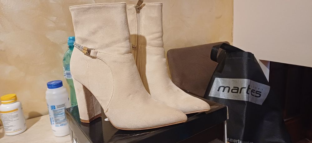 Band botine dama marimea 38 stare buna culoare crem