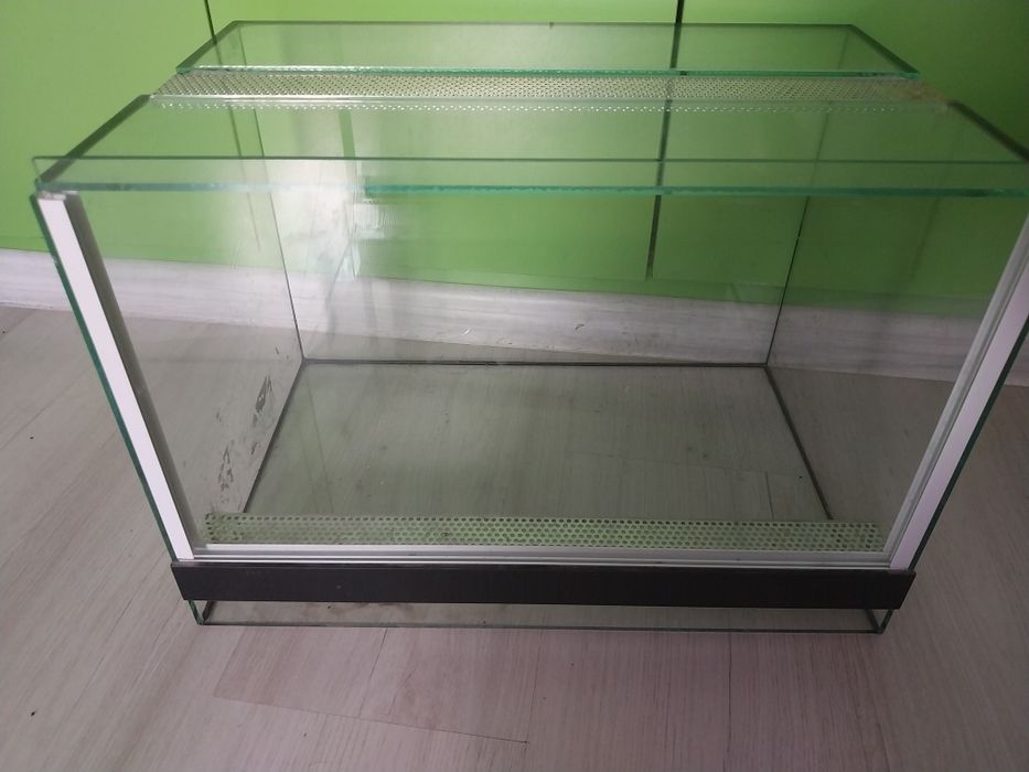 Продавам Терариум размер 45см широчина  на 30/30