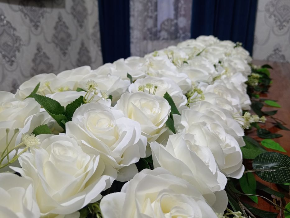 Suniy gullar va daraxtlar.