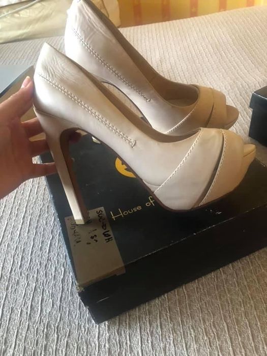 Чисто нови обувки на ток