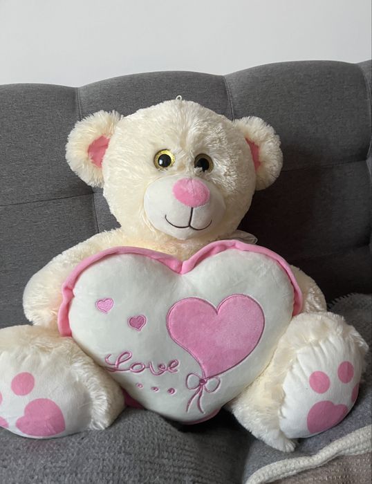 Голямо плюшено мече със сърце
