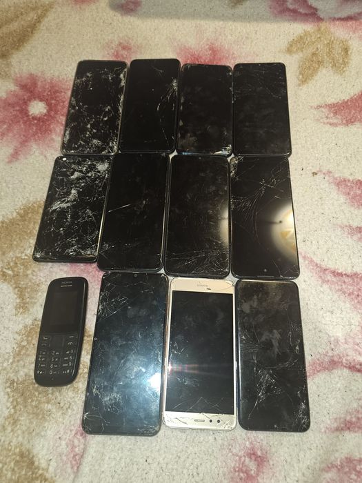 Vind telefoane mobile funcționale dar cu ecrane sparte