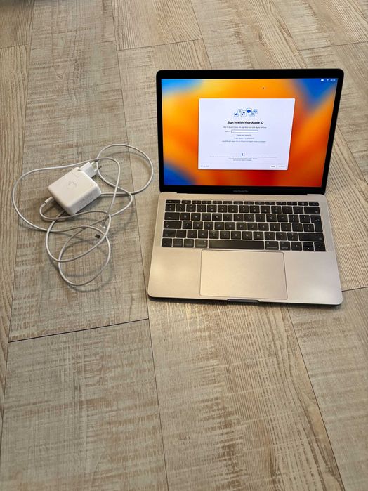 MacBook Pro 13", model 2017, Intel i5, 8GB RAM, 256 GB SSD