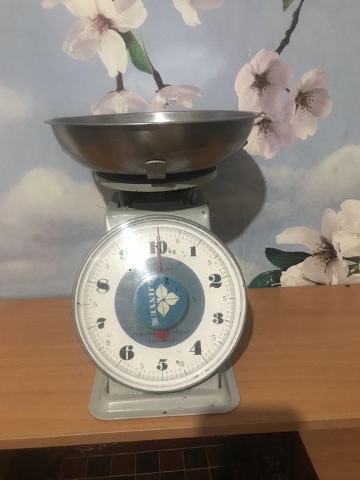 Весы,тумбочки, стол, дверь,сушилка для белья