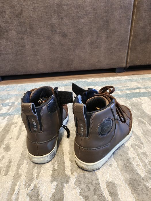 Ghete moto. Seventy urban style