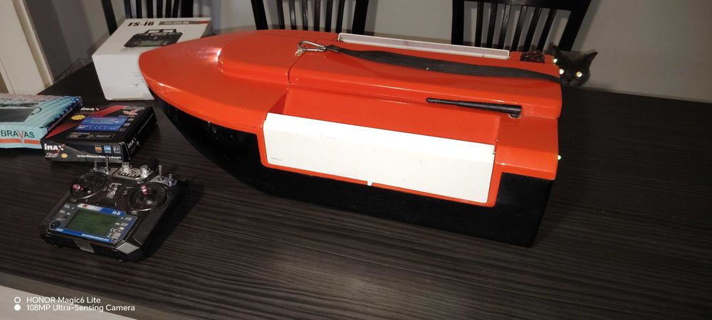 Лодка за захранка с GPS