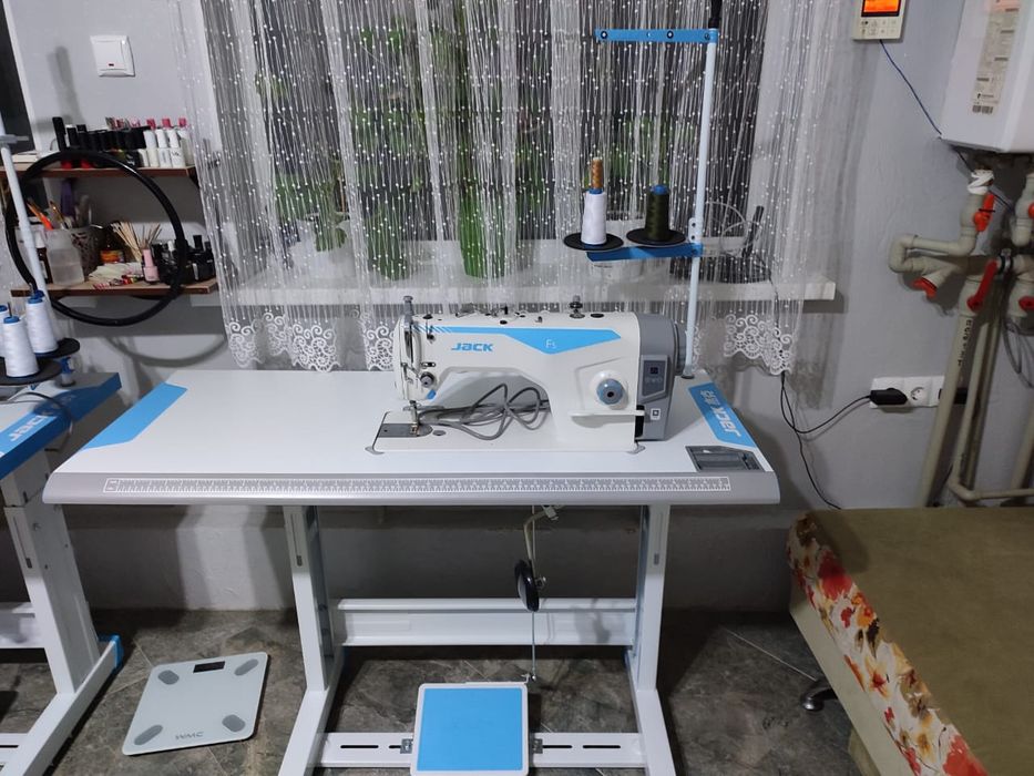 Продам две профессиональные швейные машины.