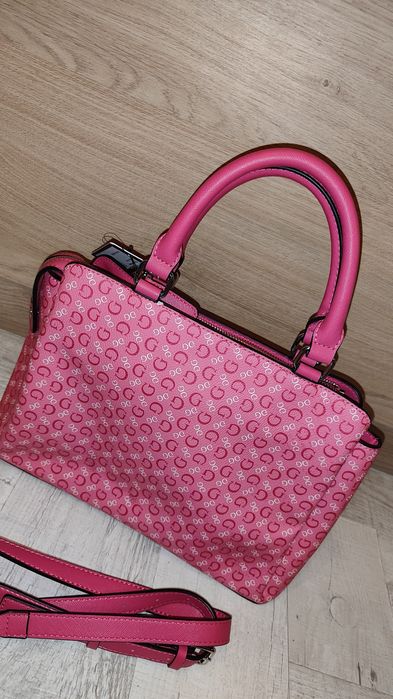 Дамска чанта Guess