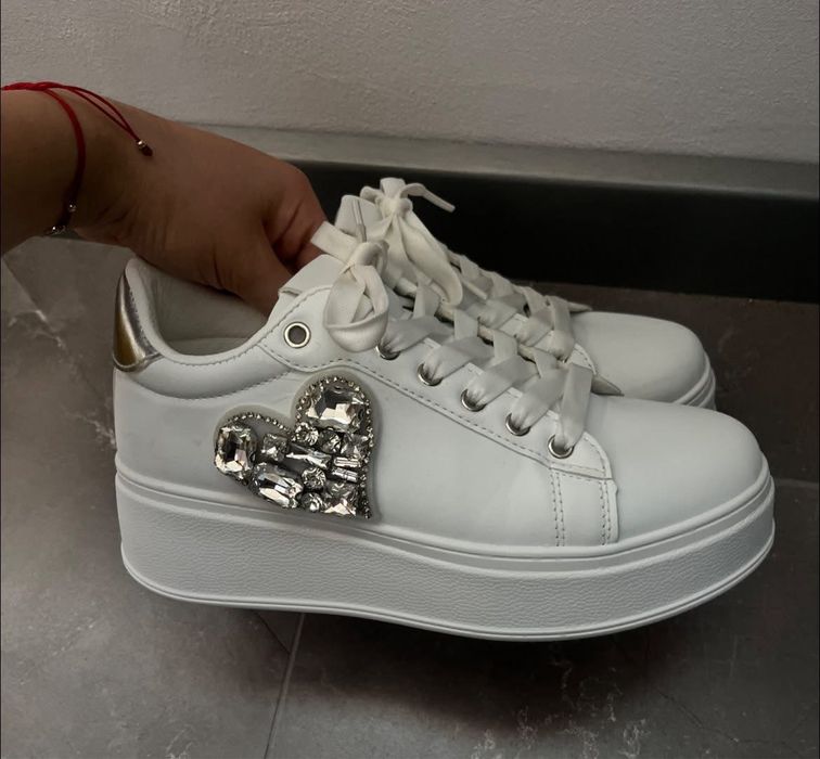 Бели сникърси маратонки