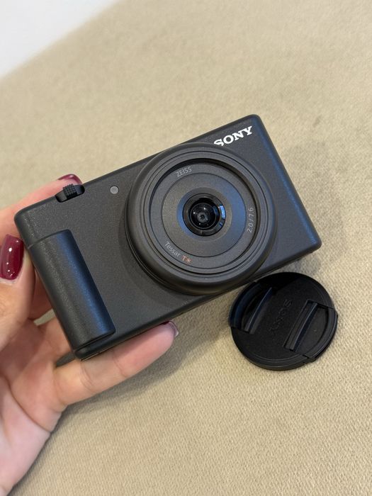 Предлагам чисто нов фотоапарат Sony zv-1f.