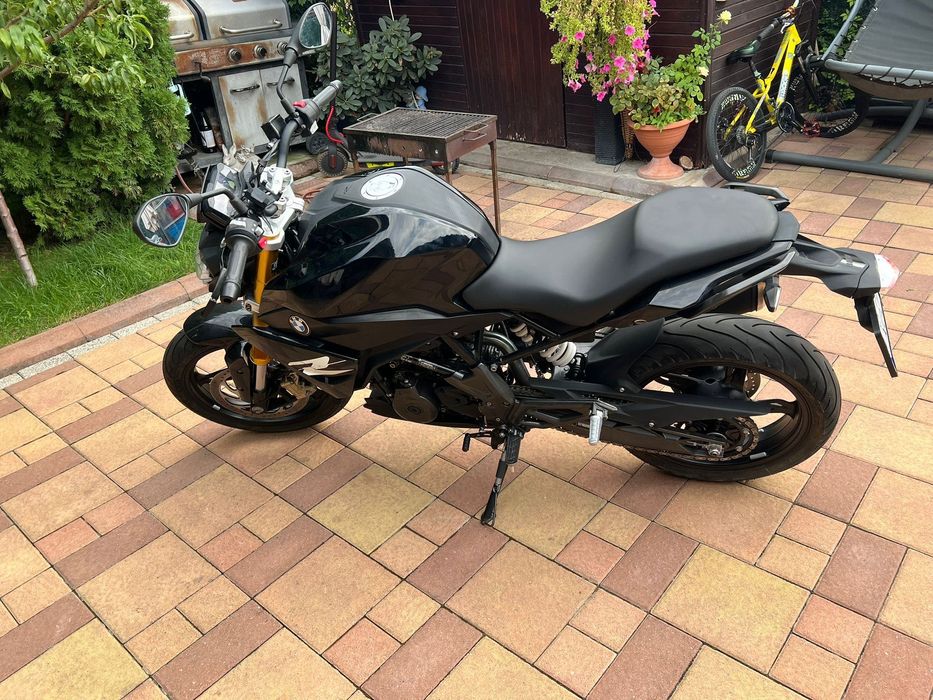 Motocicletă G 310R ușor avariat