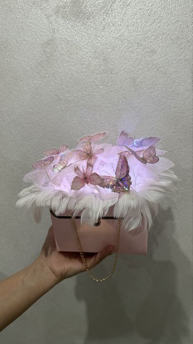 Кутии и букети със сатенени рози