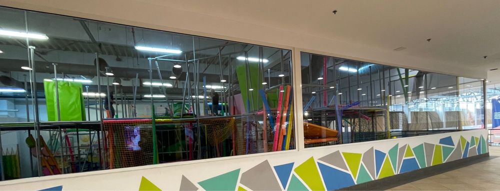 Vitrina din profile aluminiu si sticla