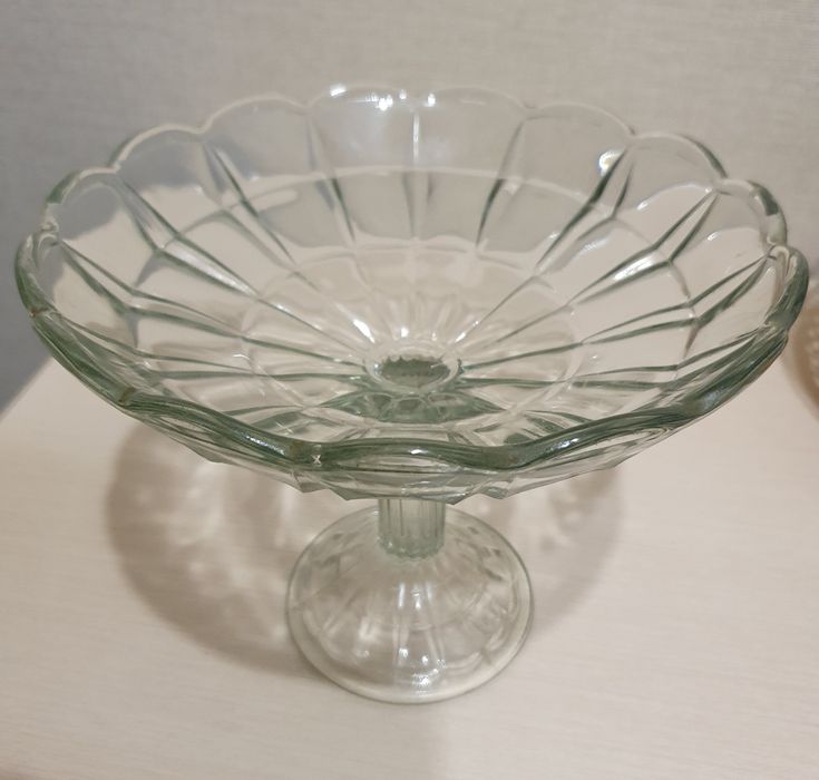 Конфетница, фруктовница, стаканы.