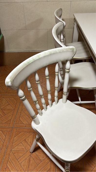 Стол и стулья. Стол