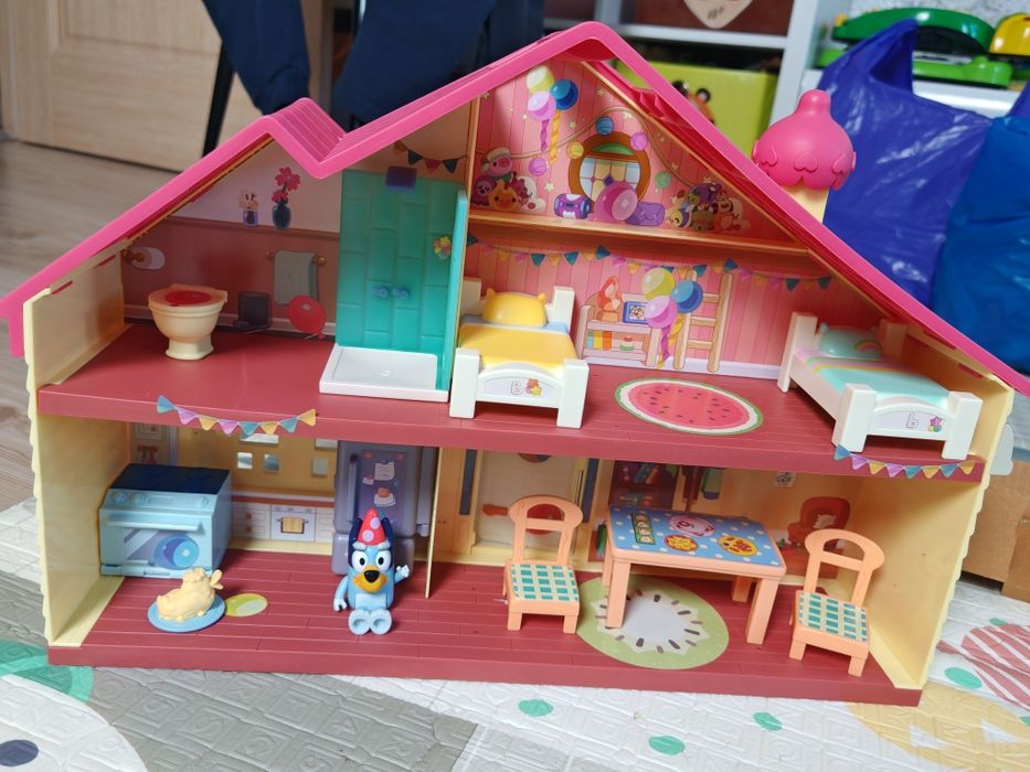 Casă Bluey' Celebrating Home