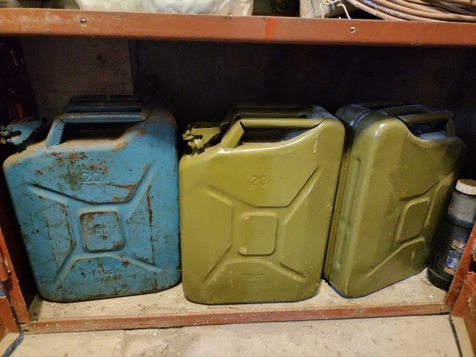Продам канистры 20л
