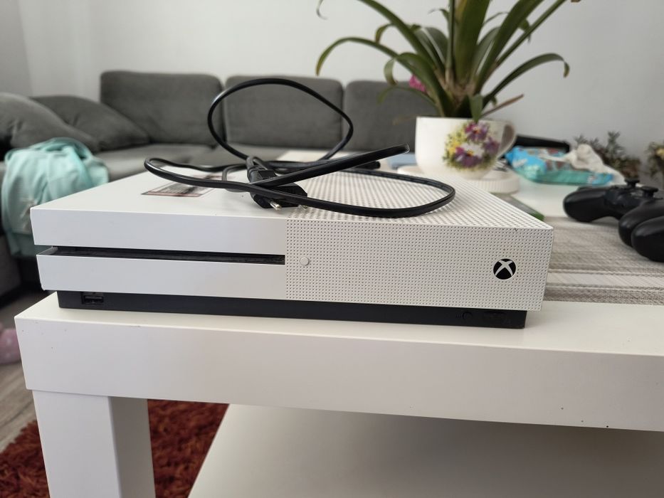 Vand Xbox one S plus toate accesoriile