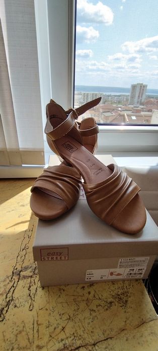 Нови сандали с малък ток.Цвят карамел.35 лв.