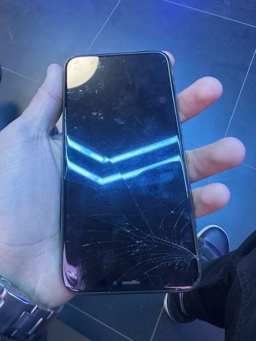 Iphone x srochna sotiladi