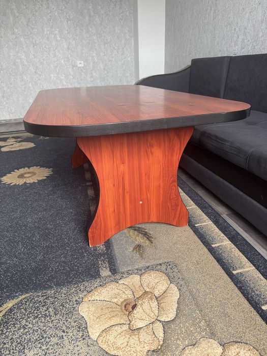 Журнальный стол устойчивый, с благородным дизайном.