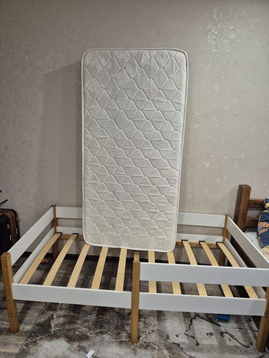 Продам кровать с матрасом