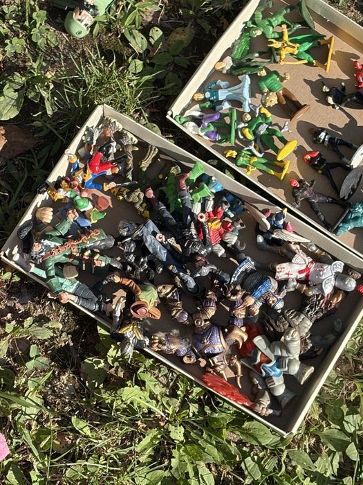 Vand figurine si jucarii