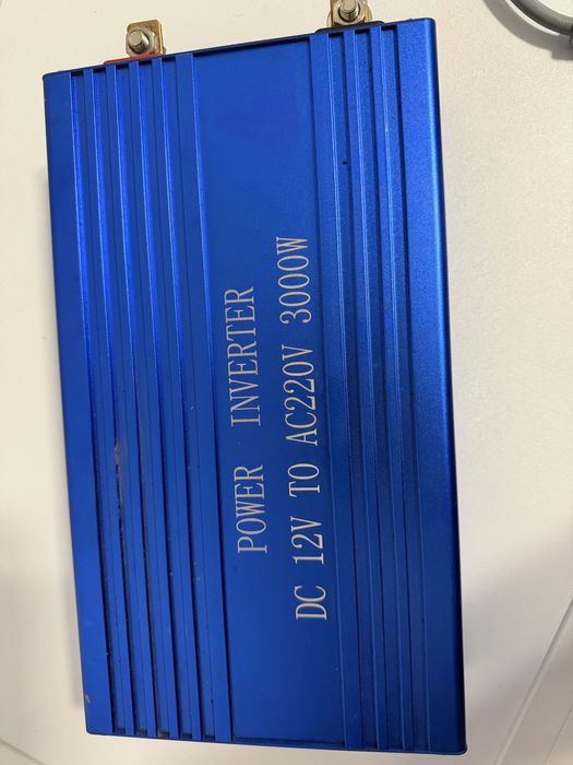 Invertor  12 V  / 220 V