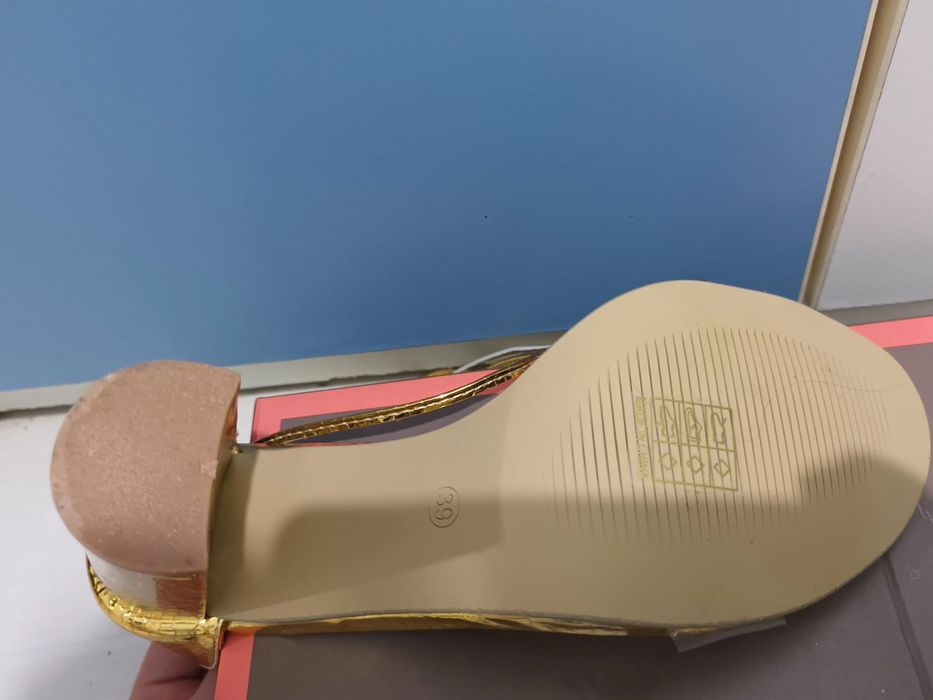 Sandale cu toc aurii