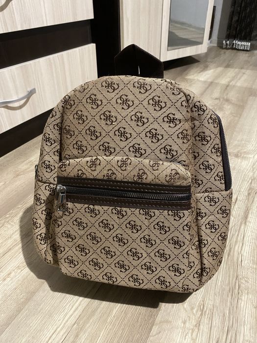 Дамски чанти на Louis Vuitton и Guess