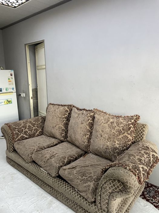 Mebel Divan v xoroshem sostoyanie