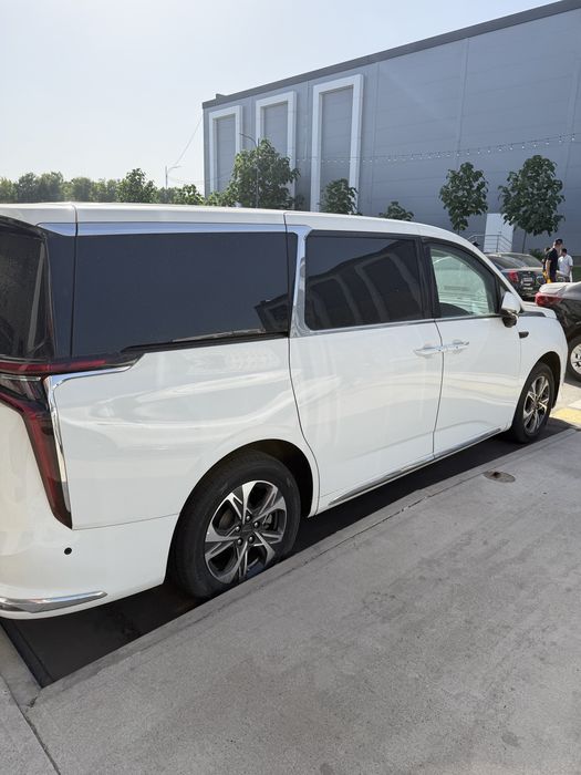 Maxus Mifa M9 mini van
