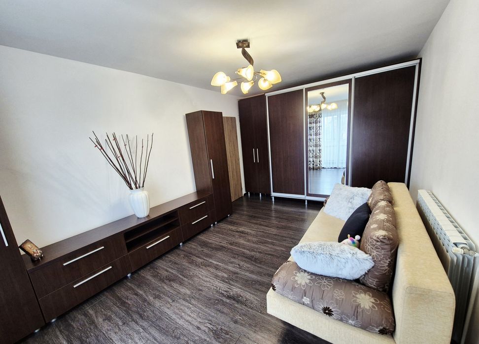 Vând apartament cu 3 camere, 61 mp, 1/10, 1978, Bariera Bucureşti. Accept credit ipotecar