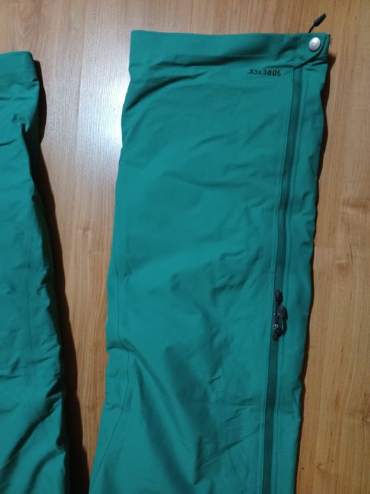 Панталон Nike ACG Goretex size M
Зелен е на цвят е с изолация. Носен е