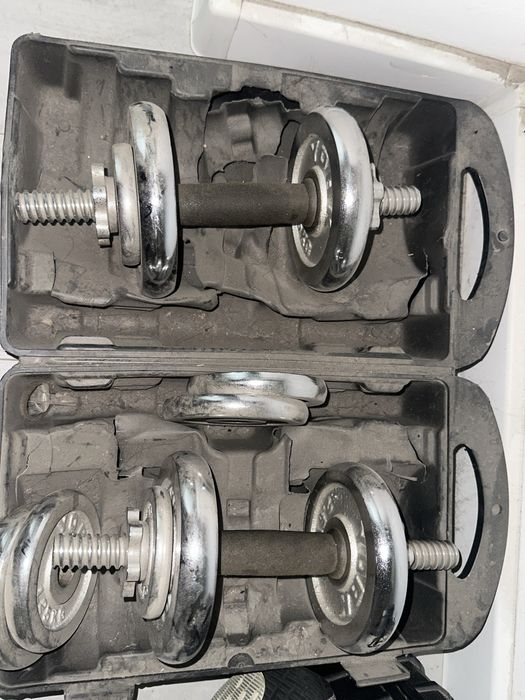 Набор гантелей.