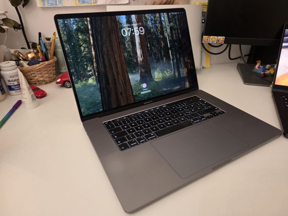 Macbook Pro 16", 2021, i7 9750H, 16GB RAM, 512GB SSD, video Radeon 4GB